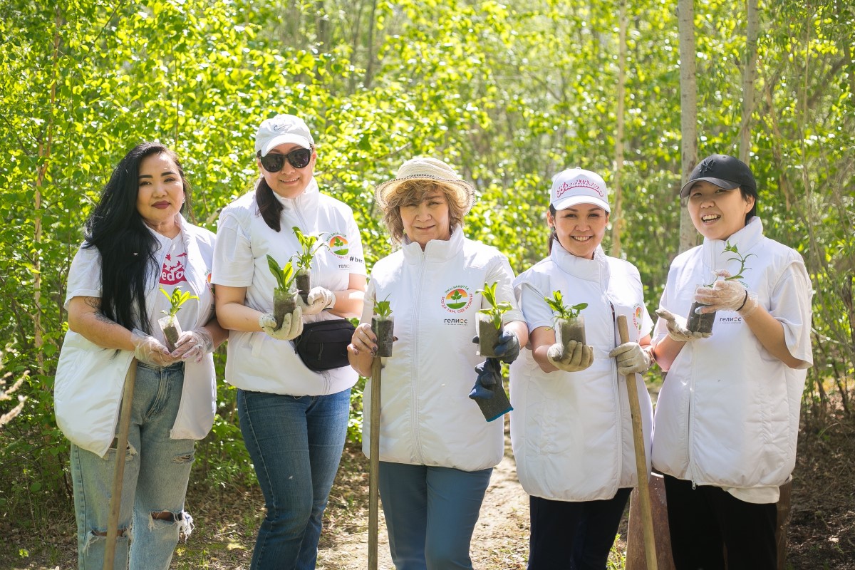 Страховая компания «Гелиос» высадила цветы в якутском Центре содействия семейному воспитанию «Берегиня»