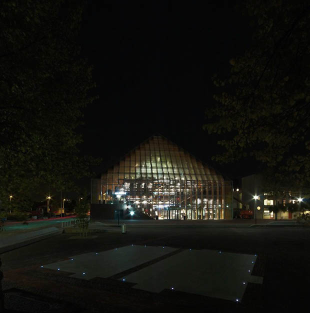 2012 год – открыта библиотека Book Mountain в Спейкениссе, Голландия