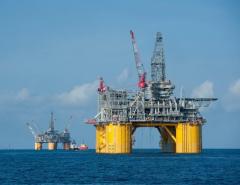 Нефть подскочила выше 60 долларов накануне урагана в Мексиканском заливе