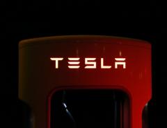 Акции Tesla растут на фоне рекордных поставок в четвертом квартале