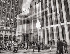 Акции Apple испытывают давление на фоне замедления темпов продаж