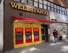 Прибыль Wells Fargo упала более чем на 7% из-за снижения процентных доходов