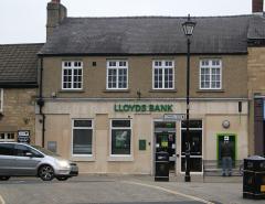 Прибыль Lloyds упала на 14% из-за замедления экономики и роста затрат