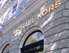 Capri Holdings рапортует о росте выручки, но демонстрирует убыток