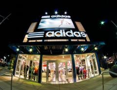 Акции Adidas упали на фоне угрозы роста цен из-за тарифов