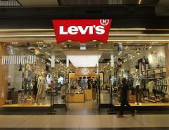 Прибыль Levi Strauss выросла в 11 раз, но слабый прогноз обвалил акции