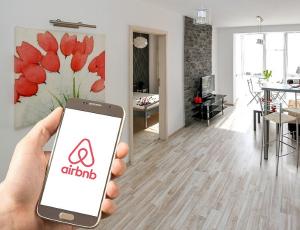 Выручка Airbnb в IV квартале снизилась на 22%, но превзошла прогнозы