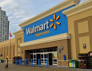 Walmart превзошла прогнозы по прибыли, завлекая покупателей более низкими ценами на фоне растущей инфляции