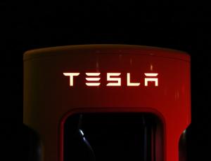 Поставки Tesla с завода в Шанхае в ноябре превысили 100 тысяч машин