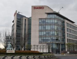 Акции Diageo падают на фоне слабых продаж в США и перспективе дальнейшего замедления