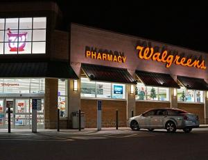Снижение прогноза по прибыли обрушило акции Walgreens