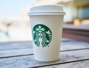 Чистая прибыль Starbucks снизилась вдвое во II финансовом квартале