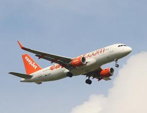 Убытки easyJet выросли на фоне увеличения выручки