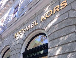 Capri Holdings рапортует о росте выручки, но демонстрирует убыток